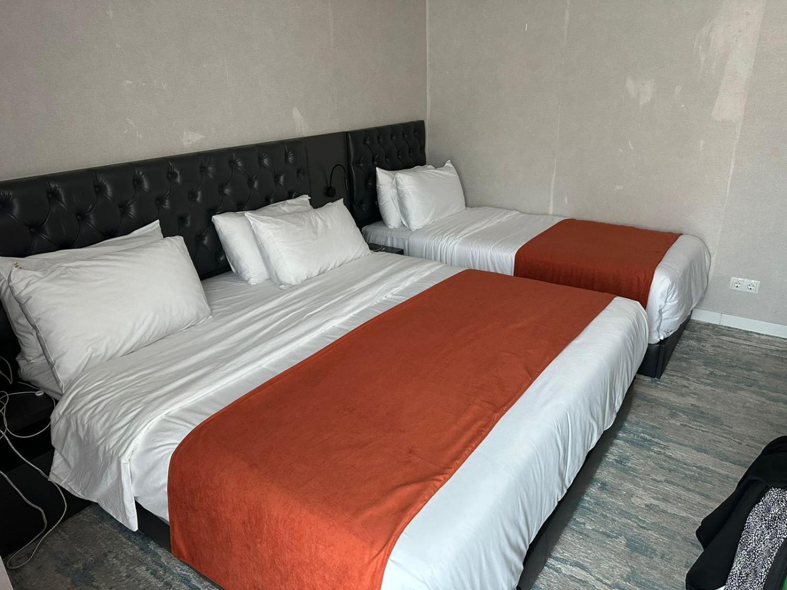M 1 T Hotel Tiflis Exterior foto